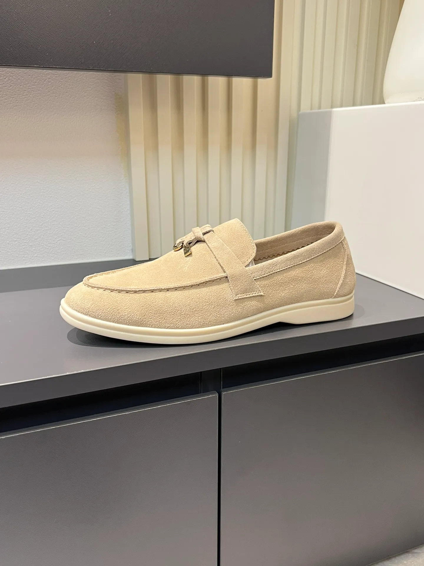 Men's shoes 💰p360 "Loro men's shoes 💰pian'*" Classic L men's shoes for couples 💰p Top version British flat loafers, a must-have item in old money style, the minimalist design is eye-catching and durable, a plus point for dressing The soft foot feel and texture are outstanding. They don’t scratch your feet and are very nice. They are matched with soft and waxy soles. They can be worn daily for a long time without getting tired. They are easy to wear, versatile and classic items, with perfect foot feel and texture! Imported cashmere fabric, the lining is made of imported A-grade water-dyed cow lining, the top version of the genuine leather midsole is sewn with pure handmade mark thread! Size: Female 35-40 (34. Customized) Male 38-44 (45.46. Customized)